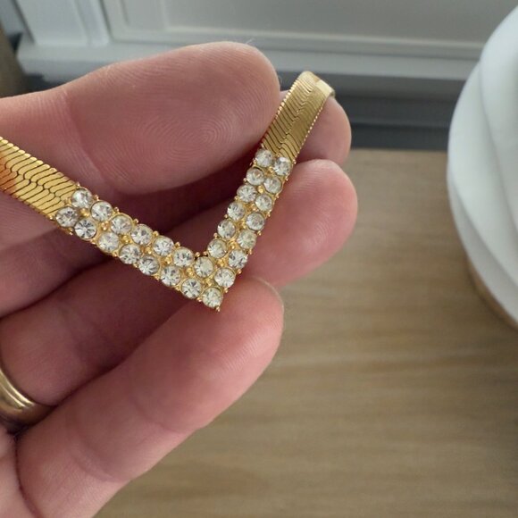 Vintage Gold-Tone V-Shaped Herringbone Necklace Rhinestone Accents - Picture 4 of 9